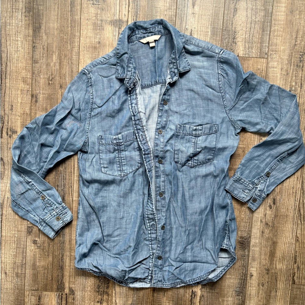 Banana Republic Women’s Light Blue Chambray Super Soft Button-Down